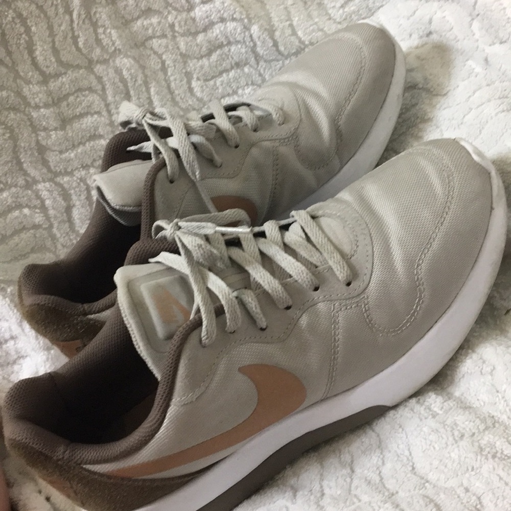 Nike Women's MD Runner 2 Low Shoes
